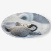 クリスマスのペンギンの赤ちゃんが雪の天使を作っている ペーパープレート (アングル)