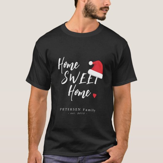 クリスマスのホーム・スイート・ホーム サンタ帽子 ファミリーネーム Tシャツ (正面)