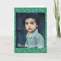 クリスマスのホーリーの葉と実の雪の結晶の写真