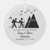 クリスマスのミニマルなマウンテンハイキングのカップル ガラスオーナメント (正面)