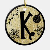 クリスマスのモノグラムK 黒と金のラメ セラミックオーナメント (正面)