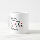 クリスマスのライトは1月まで飾ったままで コーヒーマグカップ (正面左)