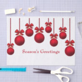 クリスマスのリボンが付いている赤いクリスマスの球 薄葉紙 (クラフト)