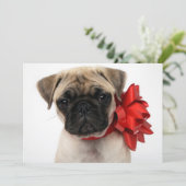 クリスマスのリボンに包まれたパグの子犬 シーズンカード (スタンド正面)