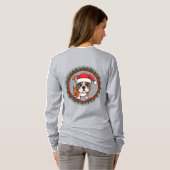 クリスマスのリースに包まれた愛らしい犬 Tシャツ (裏面フル)