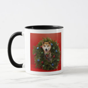クリスマスのリースに坐っている柴犬犬 マグカップ