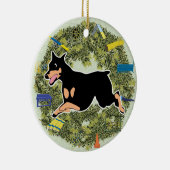 クリスマスのリースの敏捷のドーベルマン犬 セラミックオーナメント (右)