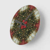クリスマスのリースの赤い星との赤い緑金ゴールド ラウンド壁時計 (傾斜)