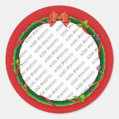 クリスマスのリースはあなたの写真及び赤い背景を加えます ラウンドシール (正面)