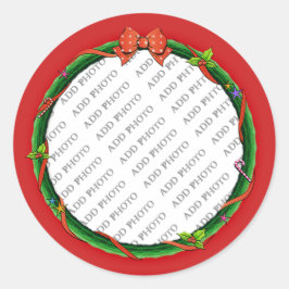 クリスマスのリースはあなたの写真及び赤い背景を加えます ラウンドシール