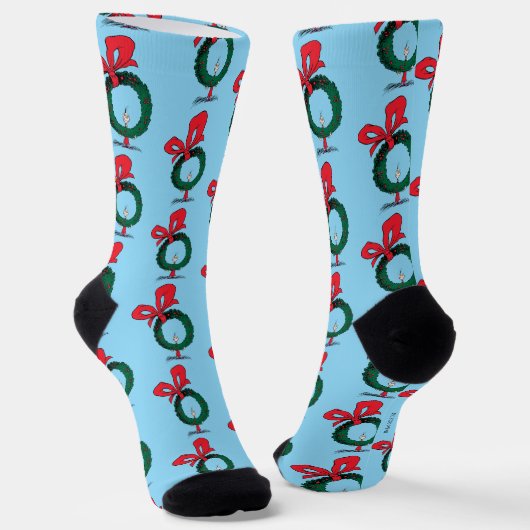 クリスマスのリース越しに顔を出すWho ソックス (傾斜あり)