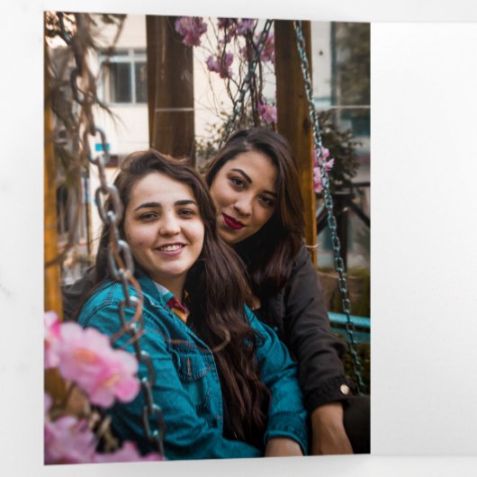 クリスマスのレズビアンカップルと犬と雪だるまのパーソナライズされた 三つ折りクリスマスカード (内部最初)