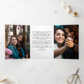 クリスマスのレズビアンカップルと犬と雪だるまのパーソナライズされた 三つ折りクリスマスカード (内部)