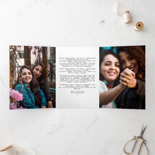 クリスマスのレズビアンカップルと犬と雪だるまのパーソナライズされた 三つ折りクリスマスカード (内部)