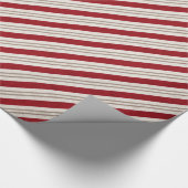 クリスマスの休日の赤いですかクリーム色のストライプなパターン ラッピングペーパー (角)