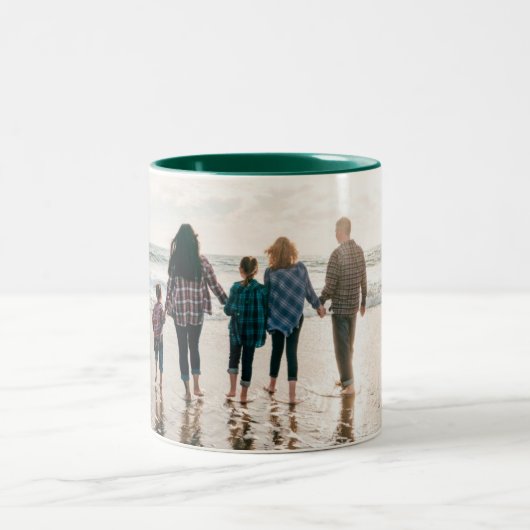 クリスマスの休日の長い水平ラップフォト ツートーンマグカップ (中央)