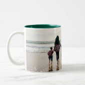 クリスマスの休日の長い水平ラップフォト ツートーンマグカップ (左)