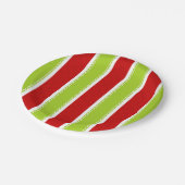 クリスマスの休日緑及び赤のストライプパターン ペーパープレート (アングル)