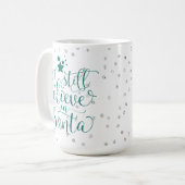 クリスマスの休日-私はまだサンタRedGrで信じます コーヒーマグカップ (正面左)