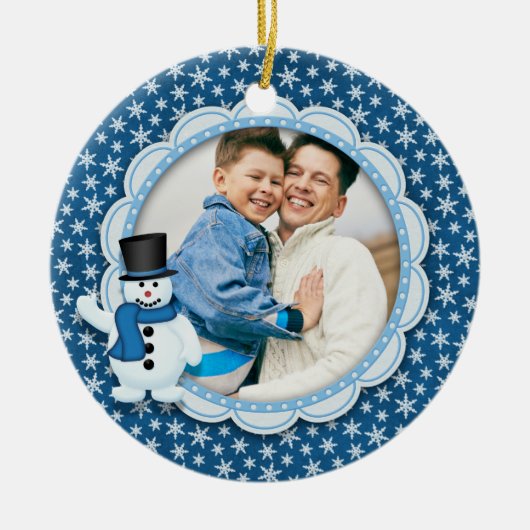 クリスマスの休日-霜の降りたな雪片の写真 セラミックオーナメント (正面)