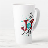 クリスマスの休暇は楽しい冬モダンの格子縞 カフェラテマグ (右アングル)