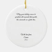 クリスマスの光に絡み合った可愛い黒い子猫 セラミックオーナメント (裏面)