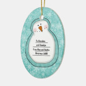 クリスマスの写真の雪だるまのカスタマイズ可能な日付および名前 セラミックオーナメント (左)