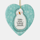 クリスマスの写真の雪だるまのカスタマイズ可能な日付および名前 セラミックオーナメント (右)