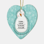 クリスマスの写真の雪だるまのカスタマイズ可能な日付および名前 セラミックオーナメント (左)