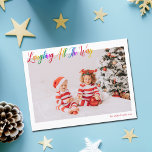 クリスマスの写真を思わず笑う可愛い虹 シーズンポストカード<br><div class="desc">美しいカラフル水平の写真クリスマスハガキと虹の草書体の中で笑いかわいらしのすべての方法。あなたの名前の上お気に入りのにあなたの笑顔の子供の家族の写真でパーソナライズまたは赤いカスタムの挨拶。おもしろいと陽気な休日はがき。</div>