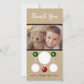 クリスマスの写真 雪玉 飾り玉 緑 赤 素朴な感じ サンキューカード (正面)