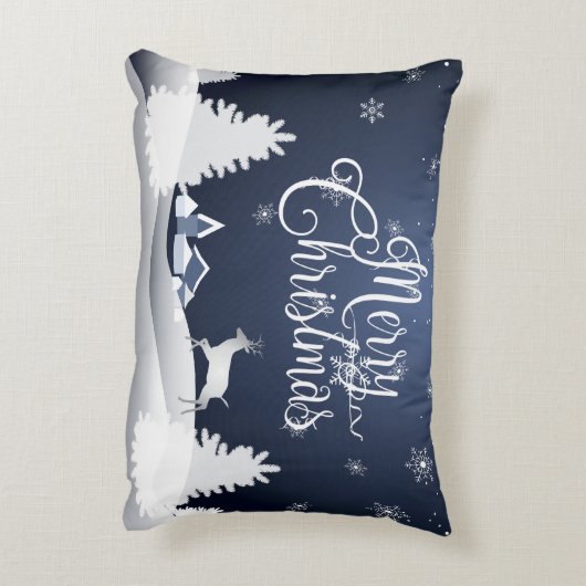 クリスマスの冬のおとぎ話。 ファンタジーのSnowyの森林 アクセントクッション (裏面(縦))