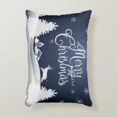 クリスマスの冬のおとぎ話。 ファンタジーのSnowyの森林 アクセントクッション (正面(垂直))