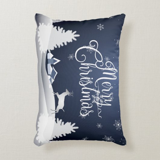 クリスマスの冬のおとぎ話。 ファンタジーのSnowyの森林 アクセントクッション (正面(垂直))