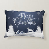 クリスマスの冬のおとぎ話。 ファンタジーのSnowyの森林 アクセントクッション (裏面)