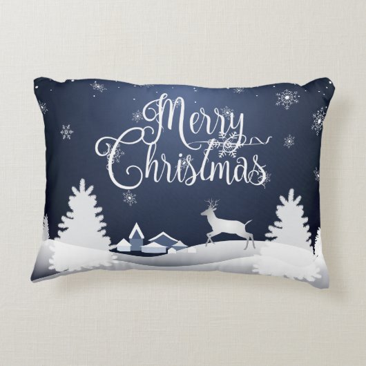 クリスマスの冬のおとぎ話。 ファンタジーのSnowyの森林 アクセントクッション (裏面)