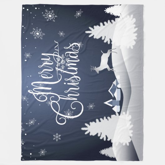 クリスマスの冬のおとぎ話。 ファンタジーのSnowyの森林 フリースブランケット (正面)