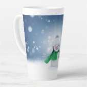 クリスマスの冬の雪だるま滑りやすいジョー緑のスカーフm カフェラテマグ (左アングル)
