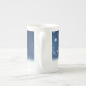 クリスマスの冬の雪だるま滑りやすいジョー緑のスカーフm ボーンチャイナマグカップ (裏面)