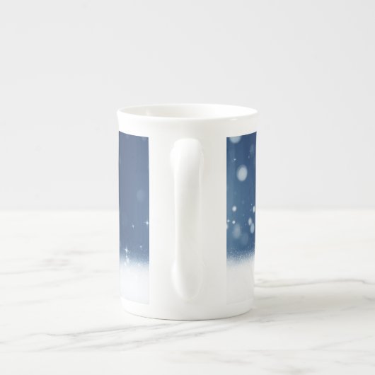 クリスマスの冬の雪だるま滑りやすいジョー緑のスカーフm ボーンチャイナマグカップ (裏面)