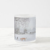 クリスマスの冬の風景の雪のシーン フロストグラスマグカップ (中央)