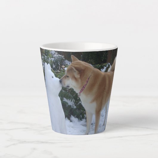 クリスマスの可愛いキスをする秋田犬雪だるま カフェラテマグ (正面)