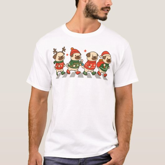 クリスマスの可愛いパグがセーターを着て横断歩道を渡る Tシャツ (正面)