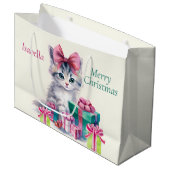 クリスマスの子猫に大きなピンクのリボン 名前を追加 ラージペーパーバッグ (正面アングル)