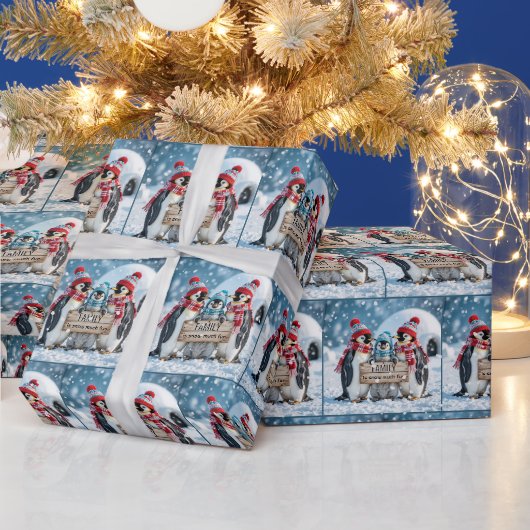 クリスマスの家族のペンギンと木製のサイン ラッピングペーパー (クリスマス)