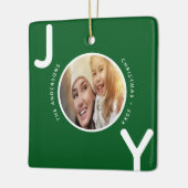 クリスマスの家族の写真の緑の喜びモダン セラミックオーナメント (左)