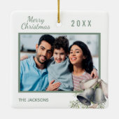 クリスマスの家族の写真ホワイトグリーンベル セラミックオーナメント (裏面)