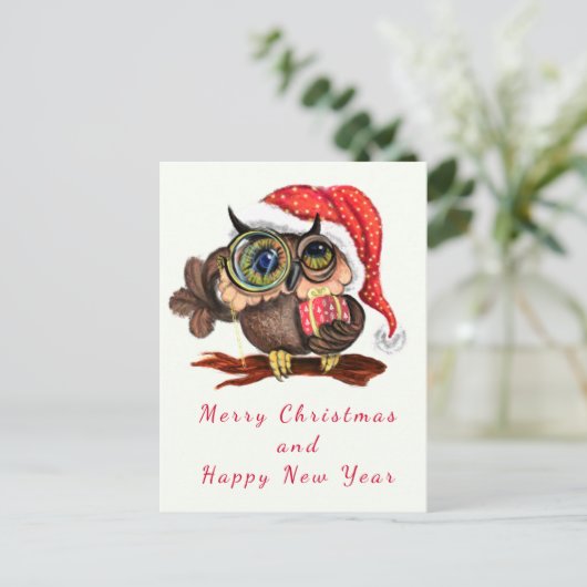 クリスマスの帽子とギフトの可愛いベビーフクロウ – 漫画 ポストカード (スタンド正面)