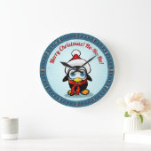 クリスマスの帽子の漫画を持つかわいいペンギン ラウンド壁時計 (ホーム)
