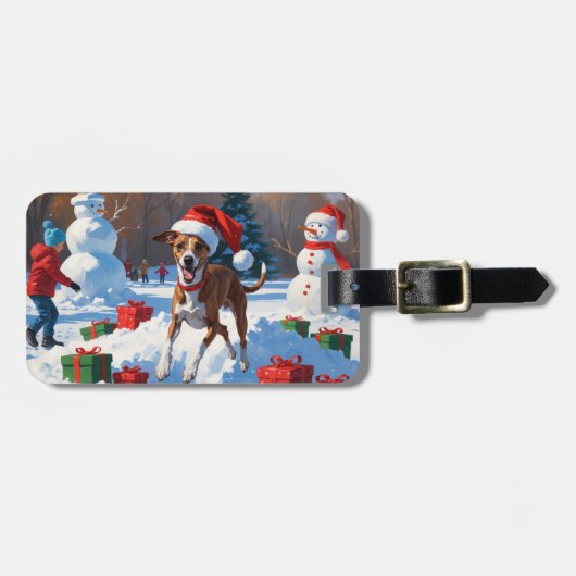 クリスマスの帽子をかぶったグレイハウンドの雪上奔走 ラゲッジタグ (正面横)